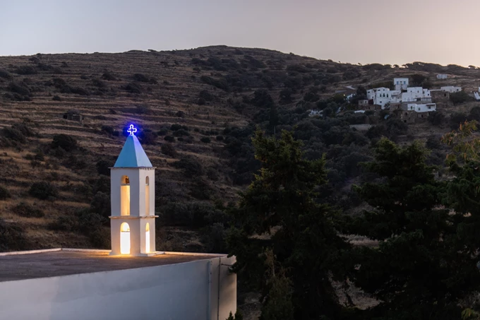 Αόρατο νήμα υφαίνει Τήνος