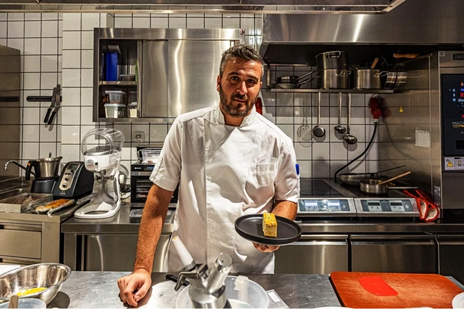 Ο pastry chef Δημήτρης Γεωργόπουλος στο cafe-ζαχαροπλαστείο Ρεσιτάλ στο Μετς