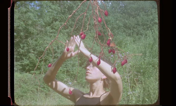 Rosalind Fowler, Στιγμιότυπο από το “all is leaf, so to amplify the wonder, 2020, 16mm και ψηφιακό βίντεο, 14' με τη χορεύτρια/χορογράφο, Fernanda Muñoz-Newsome