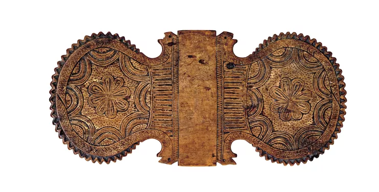 Ξυλόγλυπτo σκέλος σαρακατσάνικης &quot;ρόκας-σταυρούτσικο&quot; με πυρογραφική. Κεντρική Ελλάδα, μέσα 20ού αιώνα. Ιδιωτική Συλλογή.