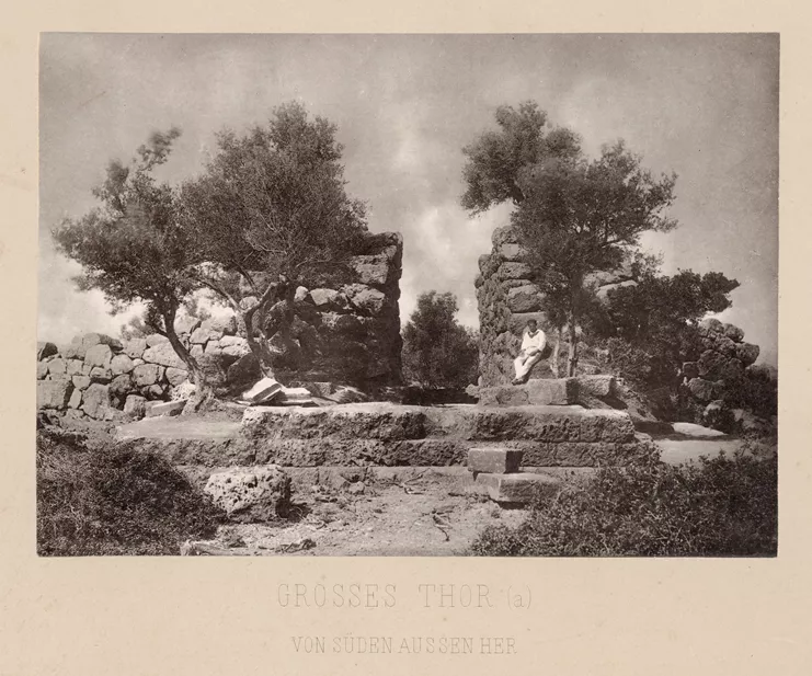 Η Μεγάλη Πύλη (Πύργος Α), από νότια, 1875. Neue Archäologische Untersuchungen auf Samothrake, πιν. 74. Αμερικανικές Ανασκαφές Σαμοθράκης