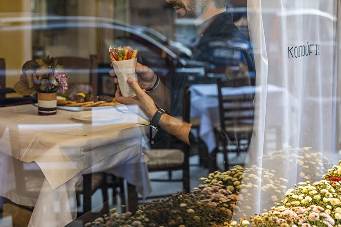 Το σουβλατζίδικο Koutoúfis στο Παγκράτι 9