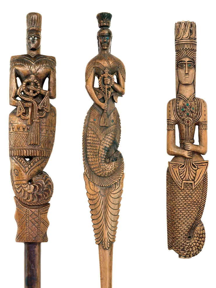 Ξυλόγλυπτα πολυεργαλεία, προϊόντα φυλακής, με μορφή γυναίκας (ή γοργόνας) που κρατά άγκυρα και κάθεται πάνω από δράκο/ψάρι(ή καταβροχθίζεται από ψάρι),πρώτο μισό 20ού αι. Ιδιωτική συλλογή και Μουσείο Μπενάκη (στο κέντρο).