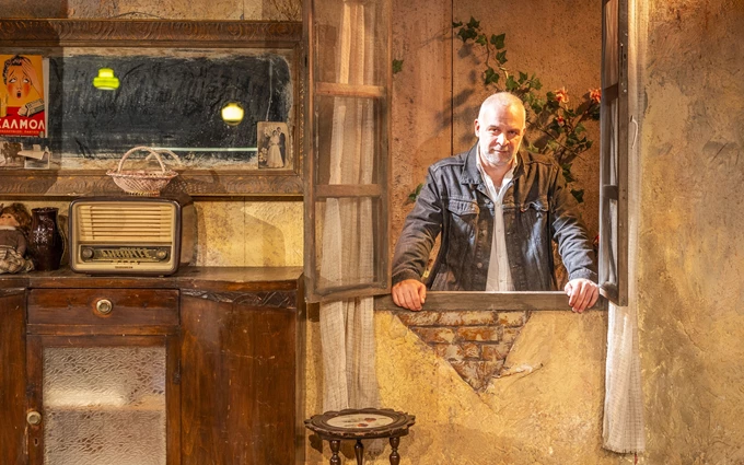 Ο Χρήστος Τριπόδης για το νέο θέατρο Φιλίπ Χάσαμε τη θεία στοπ