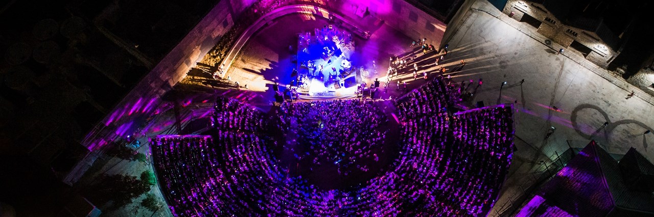 "Στάχυα πέφτουν σε τσιμεντένια δάπεδα": Μια γλυπτική εγκατάσταση αναδύει μύθους και την ιστορία της Ελευσίνας - εικόνα 2