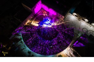 "Στάχυα πέφτουν σε τσιμεντένια δάπεδα": Μια γλυπτική εγκατάσταση αναδύει μύθους και την ιστορία της Ελευσίνας - εικόνα 2