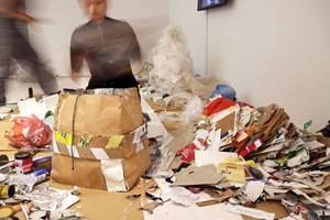 Η Jennifer Nelson κουβαλά το βάρος των σκουπιδιών ενός χρόνου στο Εθνικό Μουσείο Σύγχρονης Τέχνης - εικόνα 7