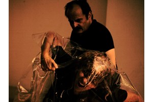 "Από Μέσα": Ένα θεατρικό εμπνευσμένο από το "Nutshell" του Ian McEwan - εικόνα 2