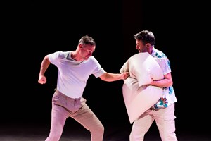 "Να σου πω μια ιστορία": Το διεθνές μπεστ σέλερ ξανά στη σκηνή - εικόνα 1