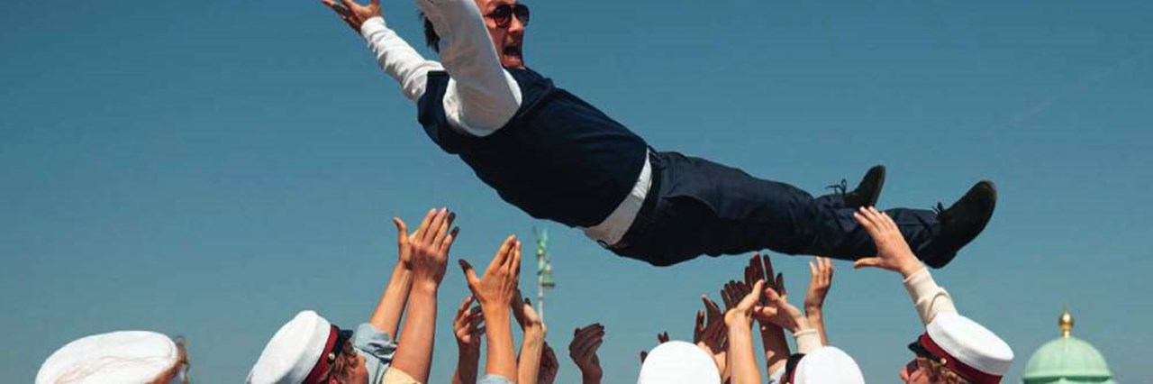 "Άσπρο Πάτο - Another round": Ο Αθερίδης ανεβάζει την πικρή κωμωδία του Τόμας Βίντερμπεργκ στο Ίδρυμα Κακογιάννη - εικόνα 1