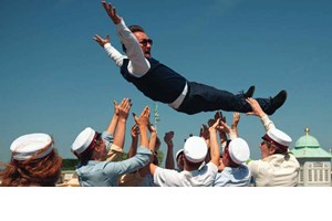 "Άσπρο Πάτο - Another round": Ο Αθερίδης ανεβάζει την πικρή κωμωδία του Τόμας Βίντερμπεργκ στο Ίδρυμα Κακογιάννη - εικόνα 1