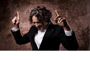 Ο Goran Bregović σε μια πρωτοχρονιάτικη γιορτή με μουσικές από τα Βαλκάνια - εικόνα 1