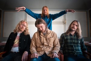 Η Ηρώ κυκλοφορεί το ερωτικό ζεϊμπέκικο "Όλο το Μπλε" - εικόνα 1