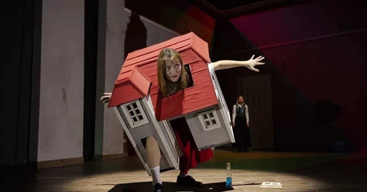 Οι "Περιπέτειες της Αλίκης στη Χώρα των Θαυμάτων" από την Παιδική Σκηνή του Εθνικού Θεάτρου: Ένα ταξίδι ελευθερίας και φαντασίας - εικόνα 3