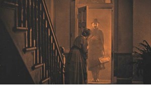 Στάθη Άννινε, πώς θα μας μεταφέρεις από τον "Παρνασσό" στο ομιχλώδες Λονδίνο των αρχών του 20ου αιώνα; - εικόνα 4