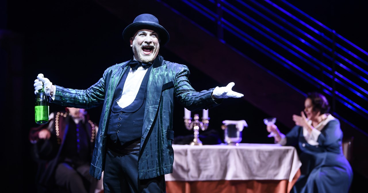 Αγία ή influencer της πίστης; Η "Αθανασία" σε νέο τρέιλερ - εικόνα 3