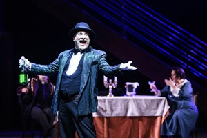 Αγία ή influencer της πίστης; Η "Αθανασία" σε νέο τρέιλερ - εικόνα 3