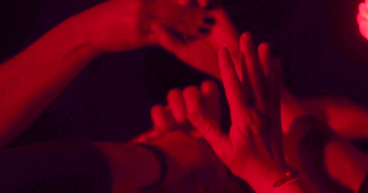 "Παράφρονες στην πολιτική και δημόσιος λόγος χωρίς εμπιστοσύνη": Ο Χρήστος Πασσαλής εκπέμπει live από μια πόλη σε κρίση - εικόνα 3