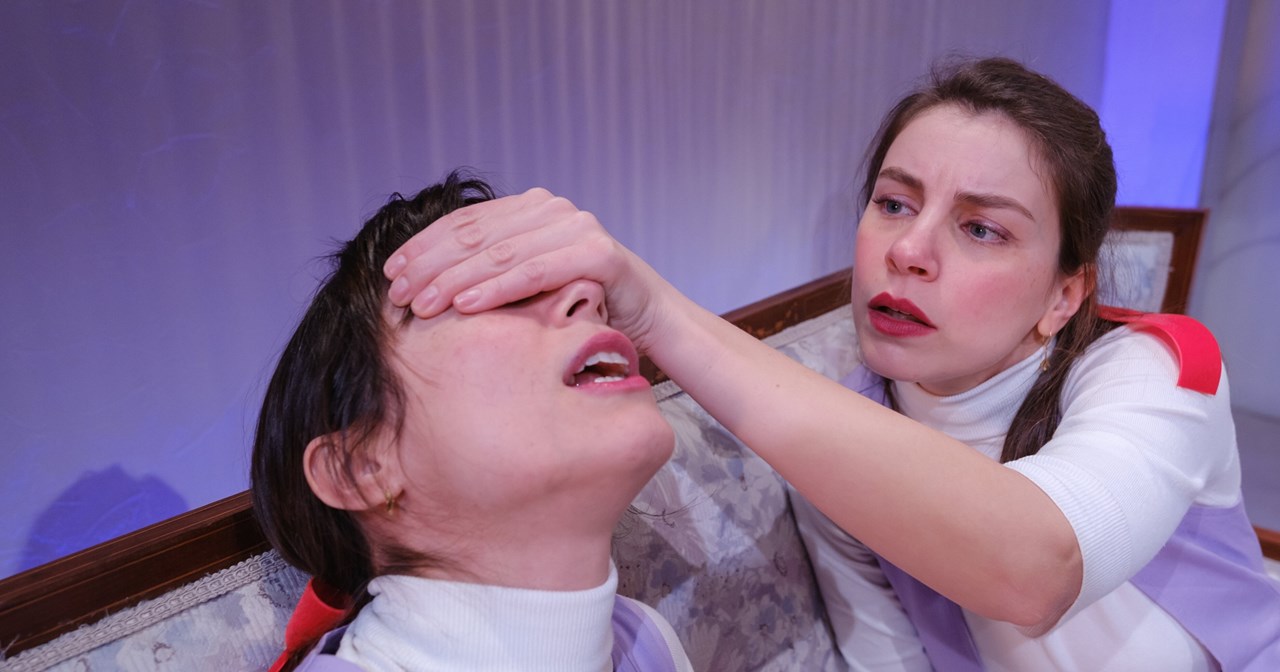 "Κάποιος μιλάει μόνος του κρατώντας ένα ποτήρι γάλα": Νέες ημερομηνίες για το έργο του Ευθύμη Φιλίππου - εικόνα 2