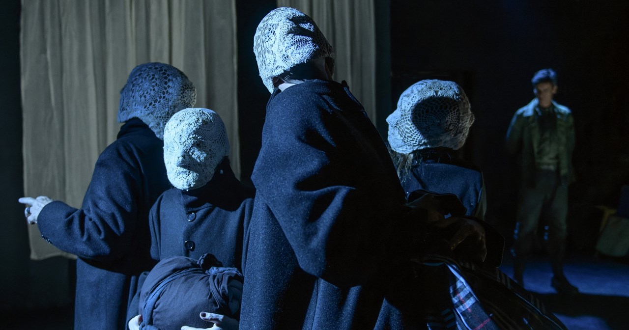 Best of | Οι θεατρικές παραστάσεις που ξεχωρίσαμε τη σεζόν 2023-24 - εικόνα 29