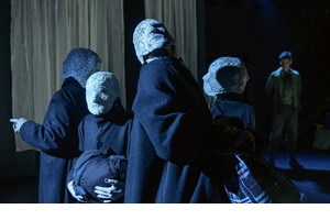 Best of | Οι θεατρικές παραστάσεις που ξεχωρίσαμε τη σεζόν 2023-24 - εικόνα 29