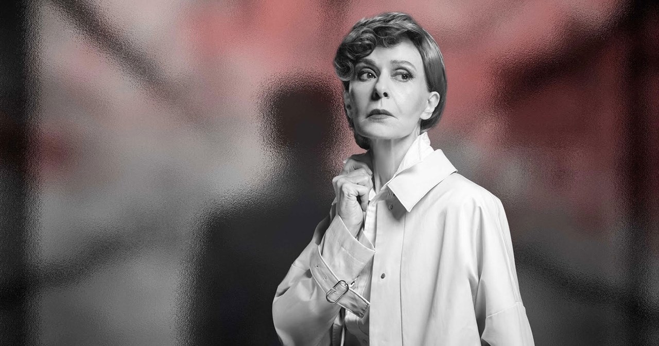 Σοφία Σπυράτου πώς έφερες το σινεμά στο θέατρο μέσα από τον "Αόρατο επισκέπτη" του Οριόλ Πάουλο; - εικόνα 5