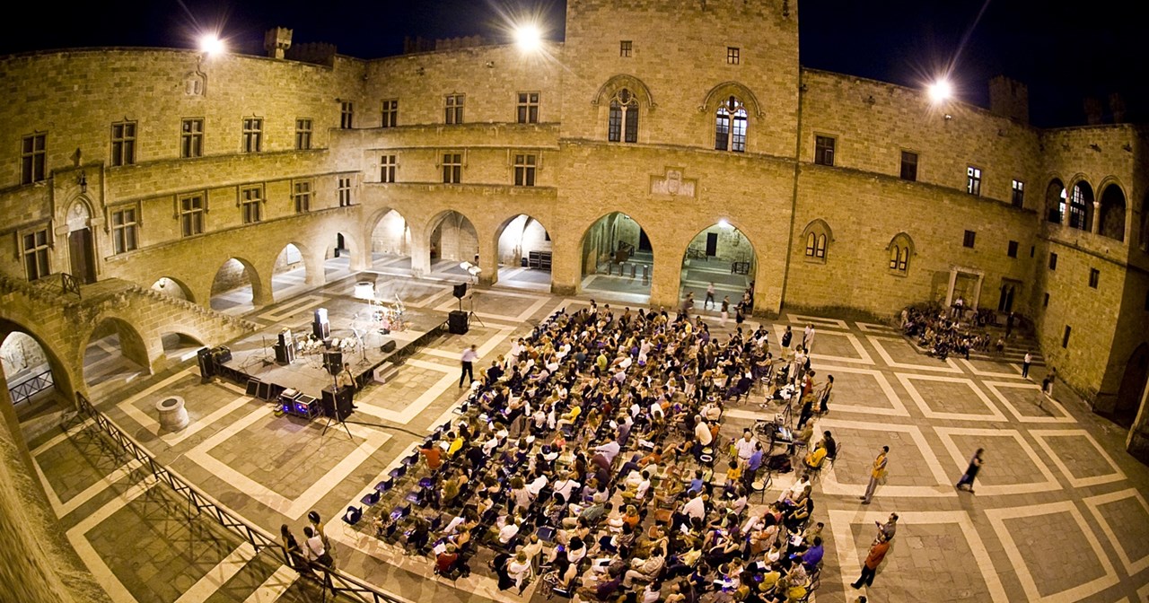 Η Λίνα Νικολακοπούλου και ο Παρασκευάς Καρασούλος ανεβαίνουν ξανά στην ταράτσα του "Gazarte" - εικόνα 2