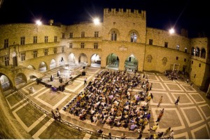 Η Λίνα Νικολακοπούλου και ο Παρασκευάς Καρασούλος ανεβαίνουν ξανά στην ταράτσα του "Gazarte" - εικόνα 2