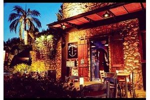 Γιορτάζοντας στον ατμοσφαιρικό πολυχώρο του "Terra Petra" με θέα όλη την Αθήνα - εικόνα 3