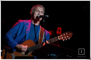 Τελευταίος σταθμός της επετειακής περιοδείας του Βασίλη Παπακωνσταντίνου το θέατρο Πέτρας - εικόνα 3