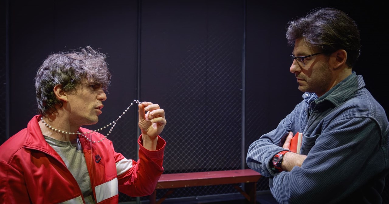 Οι ηθοποιοί της παράστασης "Τα σκυλιά" του Ανέστη Αζά μιλούν για την εμπειρία τους στη σκοτεινή φάρσα - εικόνα 9