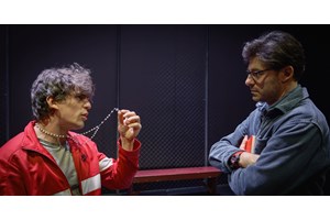 Οι ηθοποιοί της παράστασης "Τα σκυλιά" του Ανέστη Αζά μιλούν για την εμπειρία τους στη σκοτεινή φάρσα - εικόνα 9