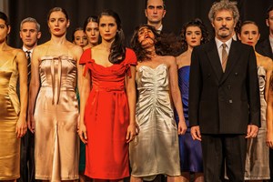 Ηθοποιοί και AI στη σκηνή της Μάρθας Μπουζιούρη: Γιατί αξίζει να δούμε το "Ούρλιαξα στους Θεούς του 0 και του 1" - εικόνα 6