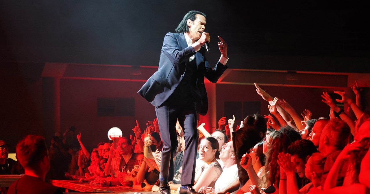 Ο Nick Cave έχει γενέθλια και εμείς θυμόμαστε μερικές από τις αξέχαστες στιγμές του στην Ελλάδα - εικόνα 2
