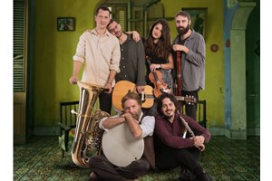 Ποια είναι η νεαρή τραγουδίστρια που γέμισε τον "Σταυρό του Νότου" τη Δευτέρα; - εικόνα 2