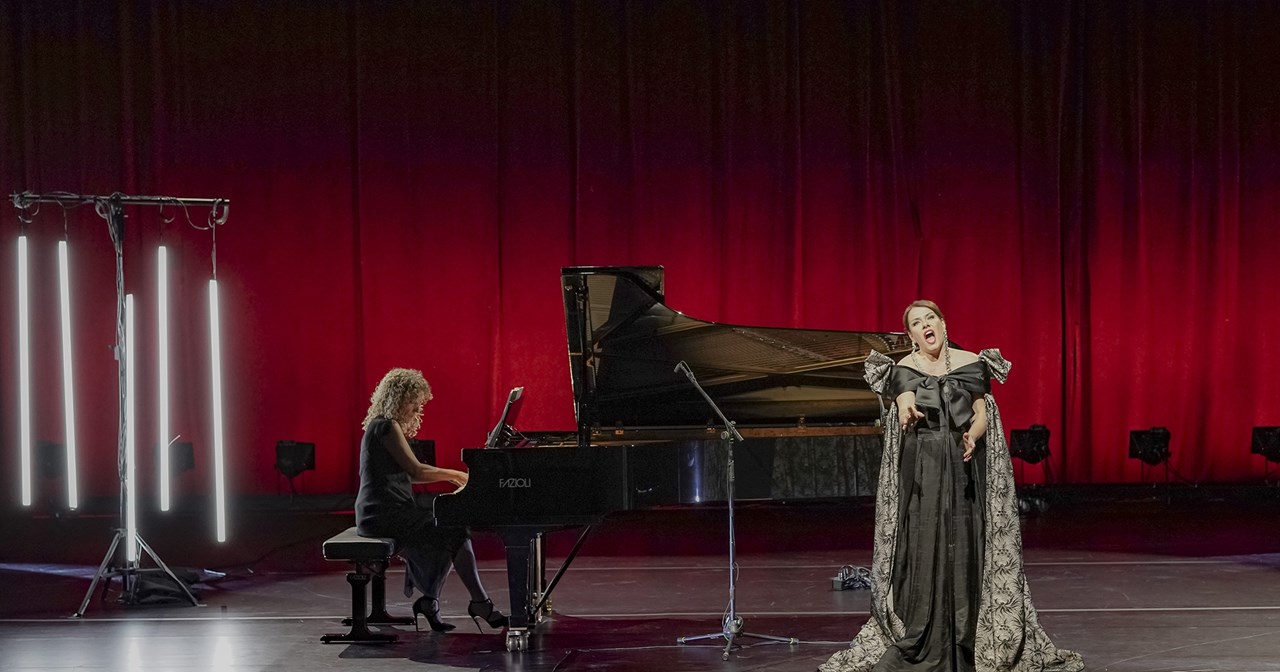 Ένα "Βράδυ στην Αθήνα" με τη Λίνα Νικολακοπούλου και τον Παρασκευά Καρασούλο - εικόνα 1