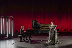 Ένα "Βράδυ στην Αθήνα" με τη Λίνα Νικολακοπούλου και τον Παρασκευά Καρασούλο - εικόνα 1