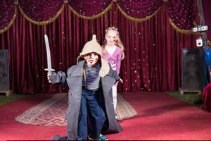 Γιατί μια θεατρική παράσταση καλεί τα παιδιά να σβήσουν το φως; - εικόνα 6