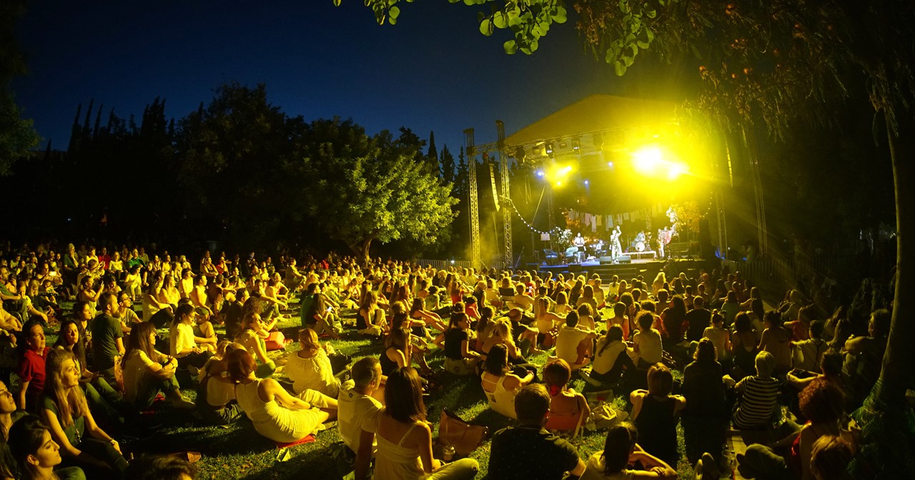 Στάθη Άννινε, πώς θα μας μεταφέρεις από τον "Παρνασσό" στο ομιχλώδες Λονδίνο των αρχών του 20ου αιώνα; - εικόνα 5