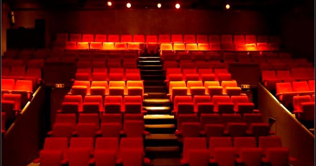 Το "Ποιος σκότωσε τον πατέρα μου" μετακομίζει στο Θέατρο Προσκήνιο - εικόνα 2