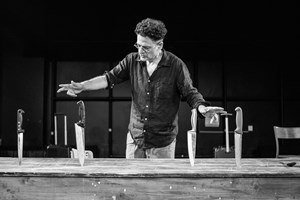 "Οιδίποδας" του Ρόμπερτ Άικ στη Στέγη: Μια καταιγιστική τραγωδία με Κουρή - Καραμπέτη - εικόνα 3