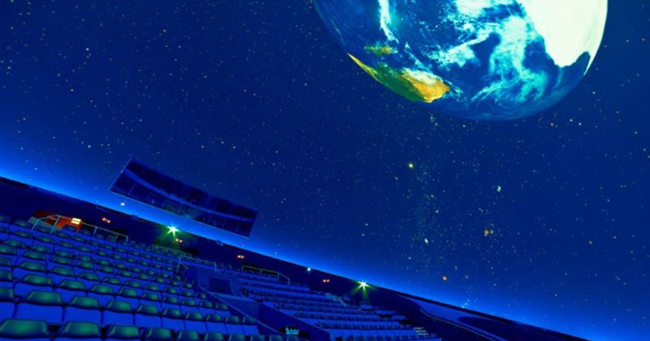 "Είμαστε Αστρόσκονη": Είδαμε τη διαστημική σύμπραξη του Διονύση Σιμόπουλου και του Βαγγέλη Παπαθανασίου στο Πλανητάριο - εικόνα 3