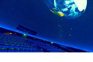"Είμαστε Αστρόσκονη": Είδαμε τη διαστημική σύμπραξη του Διονύση Σιμόπουλου και του Βαγγέλη Παπαθανασίου στο Πλανητάριο - εικόνα 3