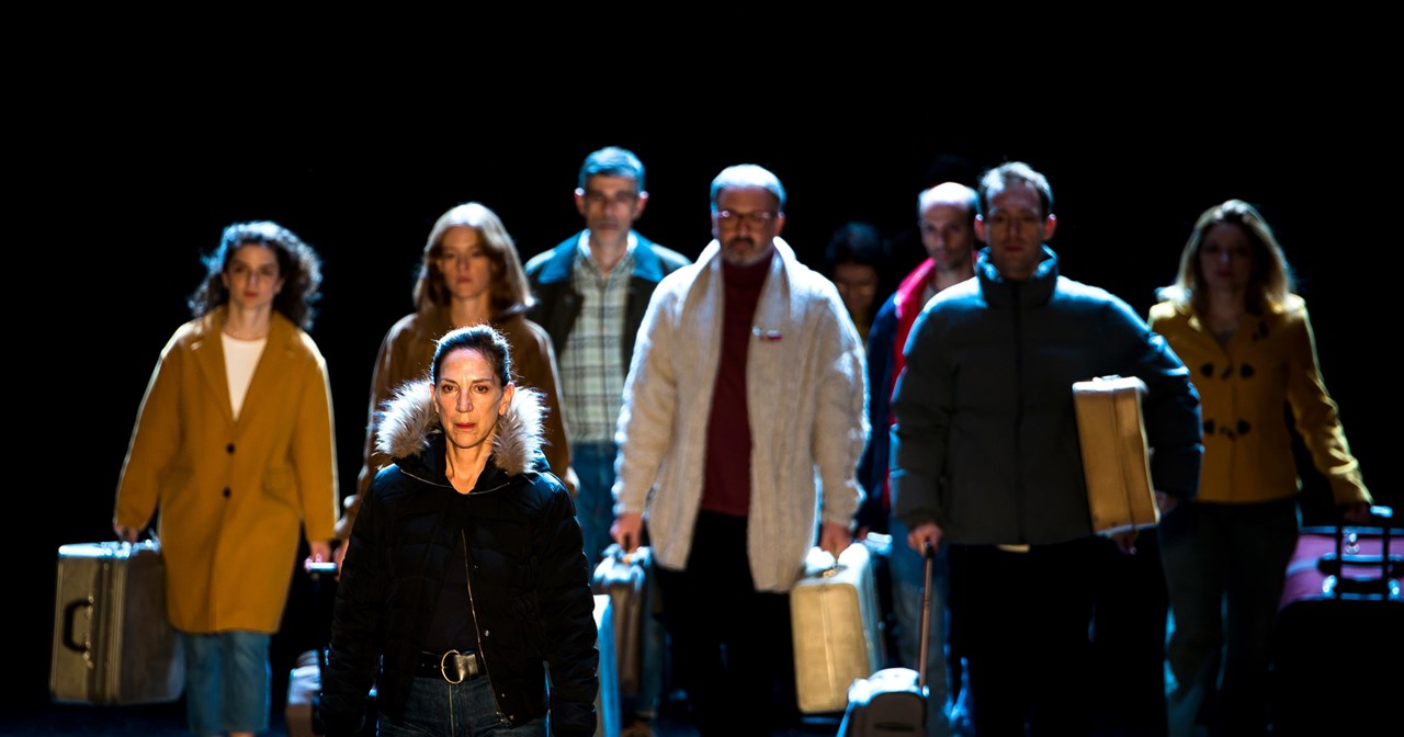 "Cow Deer": Πώς μοιάζει μια παράσταση, με βασικές πρωταγωνίστριες μια Αγελάδα και μια Ελαφίνα; - εικόνα 8