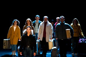 "Cow Deer": Πώς μοιάζει μια παράσταση, με βασικές πρωταγωνίστριες μια Αγελάδα και μια Ελαφίνα; - εικόνα 8