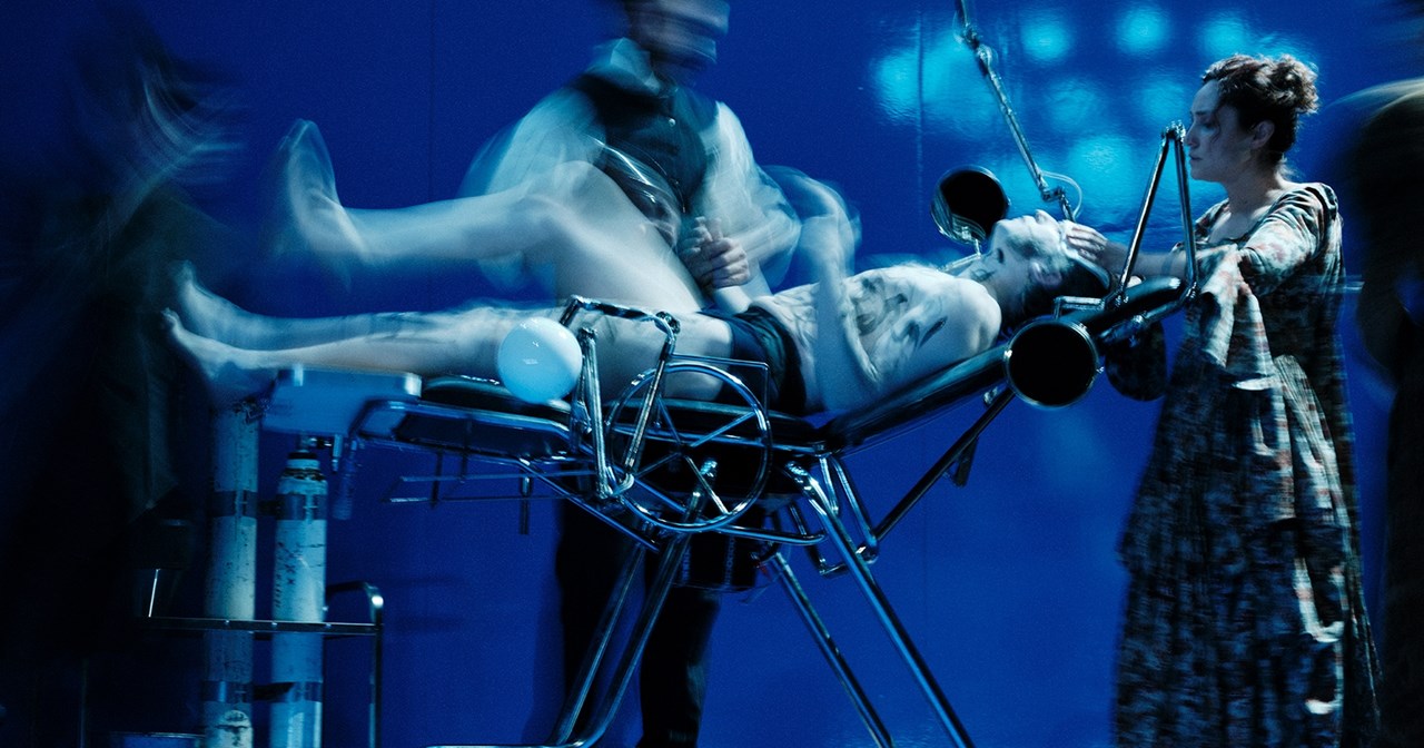 "Ένας ήρωας με παντούφλες": Ο Γιάννης Μπέζος σκηνοθετεί τον Λάκη Λαζόπουλο - εικόνα 2