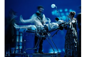 "Ένας ήρωας με παντούφλες": Ο Γιάννης Μπέζος σκηνοθετεί τον Λάκη Λαζόπουλο - εικόνα 2