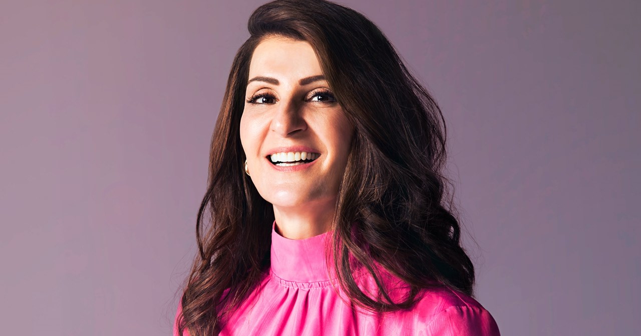 Είδαμε το "Tiny Beautiful Things" της Νία Βαρντάλος, μια παράσταση-καταφύγιο στο Θέατρο Παλλάς - εικόνα 4