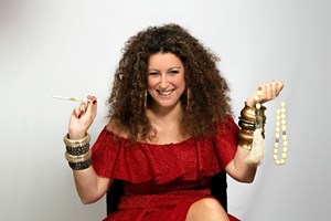 Είναι φίνα είναι και "Ντερμπεντέρισσα" η Κατερίνα Βρανά στην stand up comedy παράσταση που ανεβαίνει για τελευταία φορά - εικόνα 4