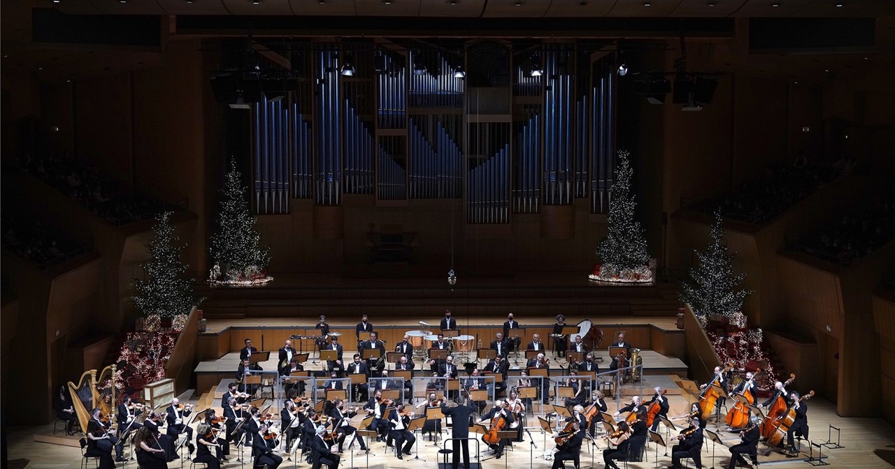 Ο Θανάσης Βούτσας σε μια εορταστική συναυλία για καλό σκοπό - εικόνα 2